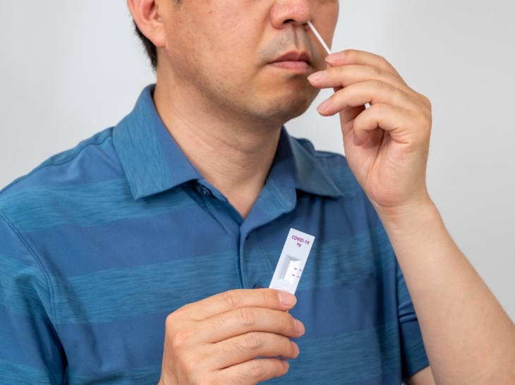 Jika kamu akan menguji hidung dan tenggorokan, usap tenggorokan terlebih dahulu. (Foto: freepik.com/freepik)