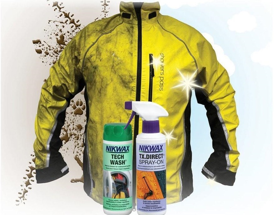 Mencuci Jaket Hujan