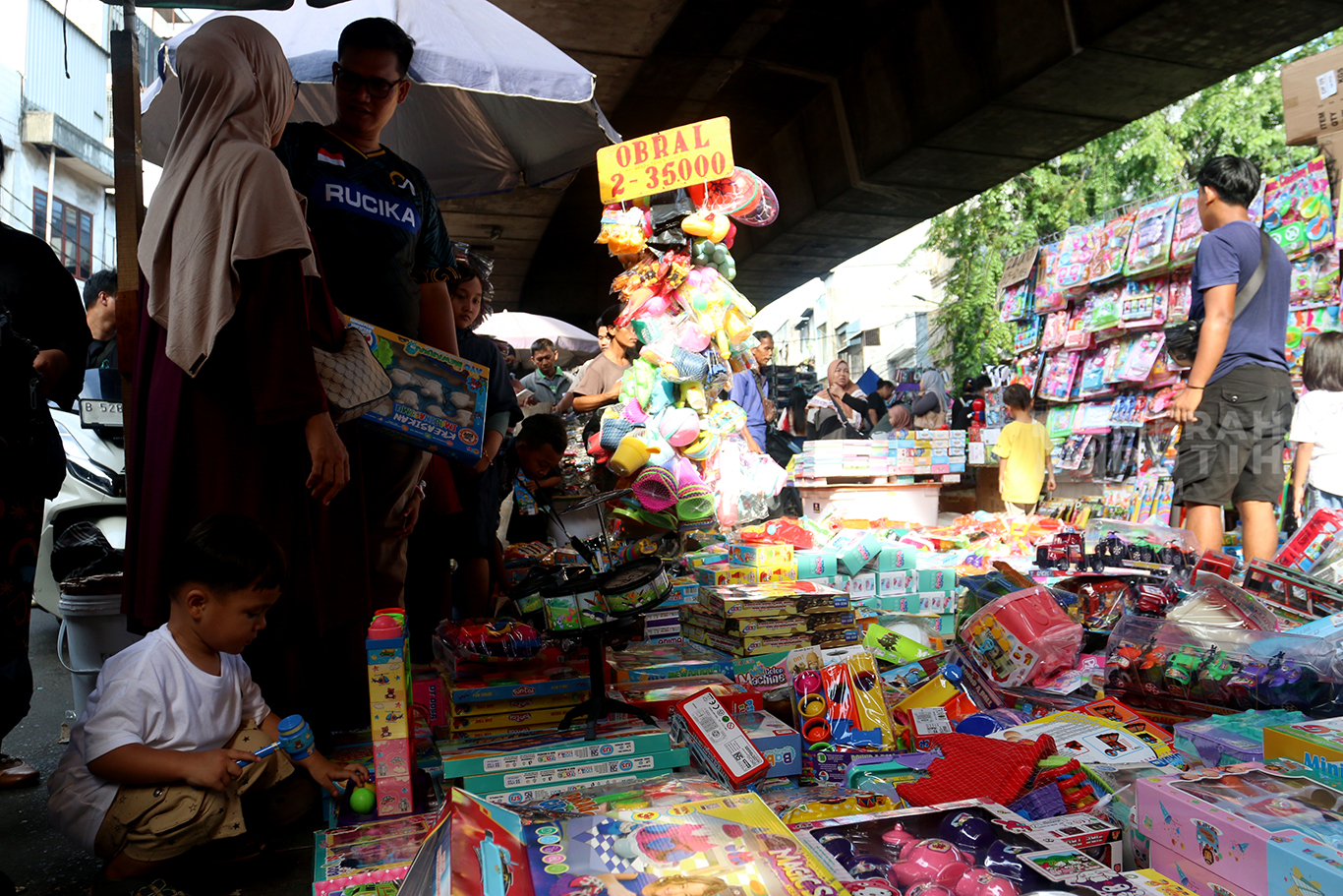 Pedagang Mainan Musiman Kebanjiran Order saat Libur Lebaran di Pasar Asemka Jakarta