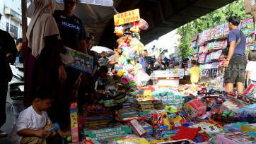 Pedagang Mainan Musiman Kebanjiran Order saat Libur Lebaran di Pasar Asemka Jakarta