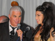 Pembuatan Biopik Amy Winehouse Tak Diizinkan Ayahnya