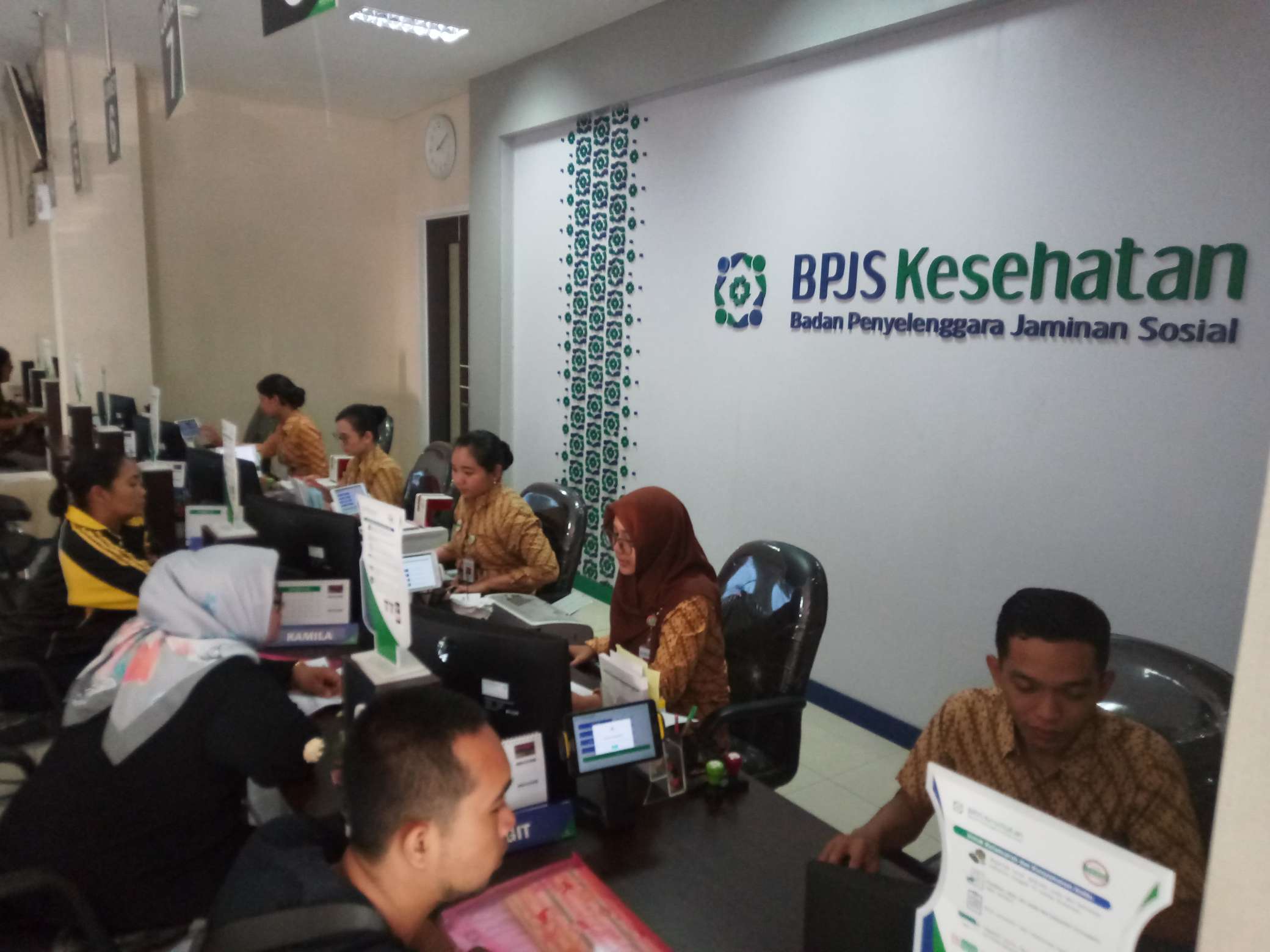 Warga mengantre pendaftaran BPJS Kesehatan Cabang Solo, Jawa Tengah, Senin (9/12). (MP/Ismail)