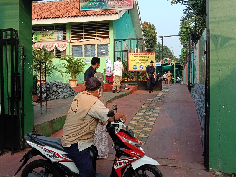 Senang Orang Tua Saat Anak Pergi Sekolah Setelah Hampir 2 Tahun Belajar Daring