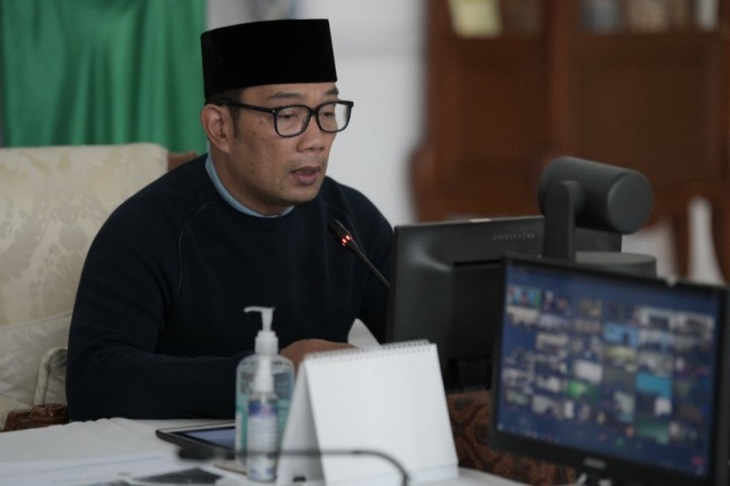 Gubernur Jawa Barat Ridwan Kamil meluncurkan aplikasi e-Perda di Jawa Barat, di Gedung Pakuan Bandung, Jumat (16/4/2021).  (ANTARA/HO/Dok Humas Pemprov Jabar)