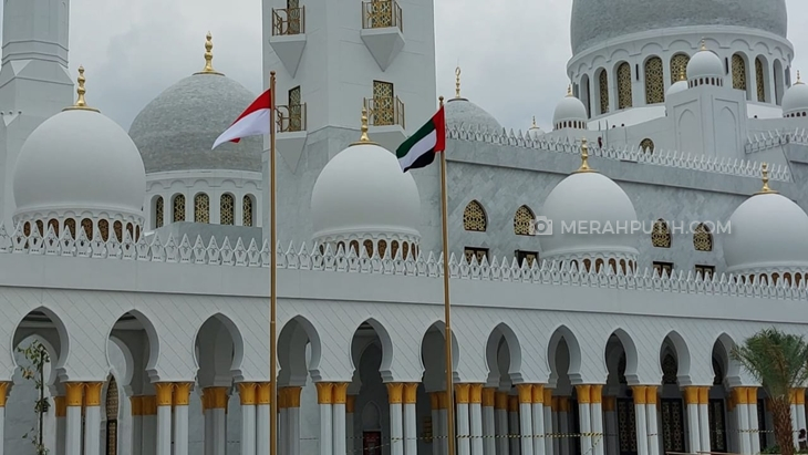Jokowi Resmikan Masjid Sheikh Al Zayed di Solo