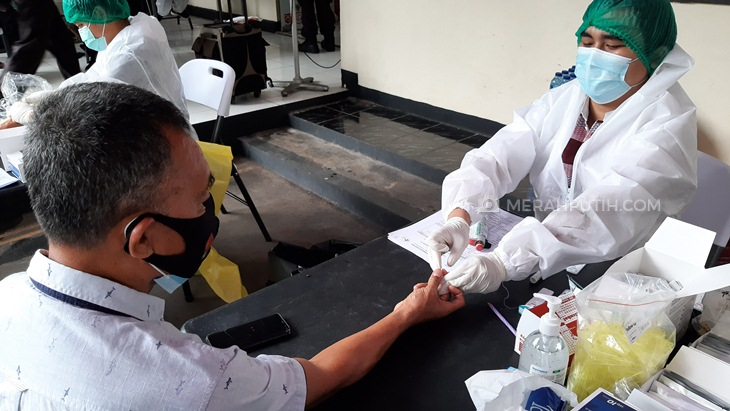 Cegah Penyebaran Corona, Polisi Lakukan Tes COVID-19 ke Warga Menteng