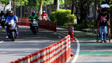 Kondisi Pembatas Jalur Sepeda Warisan Anies di Jalan Palmerah Timur Rusak dan Tak Terawat