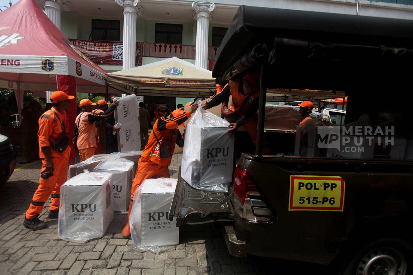 Aktivitas Distribusi Logistik Pilkada Serentak 2024 di Jakarta