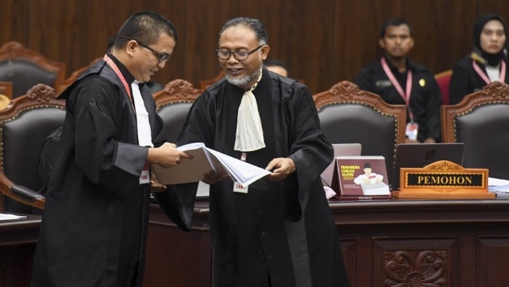 Tim Hukum Prabowo-Sandi, Bambang Widjojanto dan Denny Indrayana di Sidang MK (Foto: antaranews)