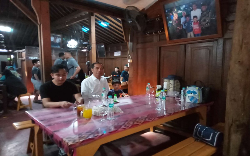  Presiden Jokowi berbincang dan makan siang bersama dengan awak media di Solo, Jawa Tengah, Minggu (28/7). (MP/Ismail)