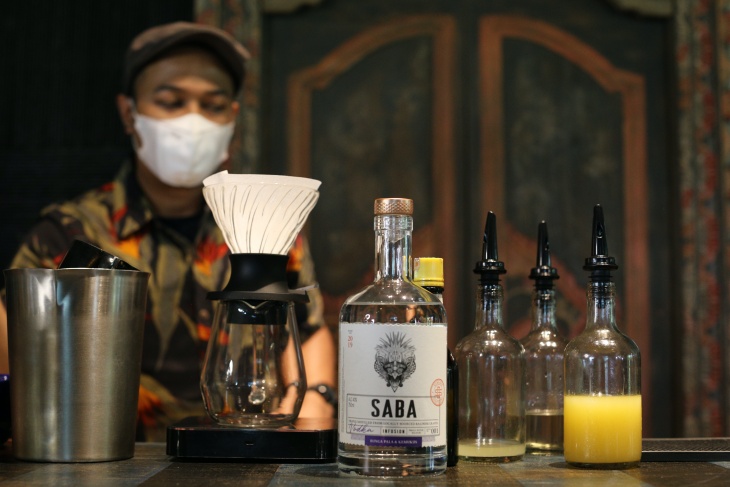 Sony mendapatkan jenis minuman Vodka Infusion pada undian di Spirit Bar. (Foto Dicke Prasetya)