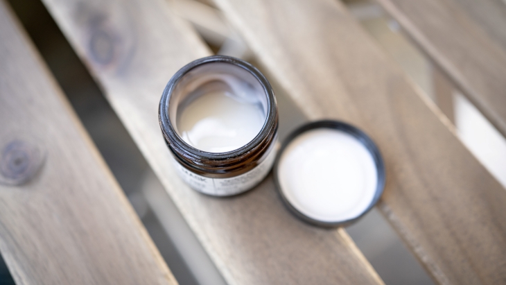 Konsistensi produk perawatan tergantung pada suhu penyimpanannya. (Foto: Unsplash/Alexandra Tran)