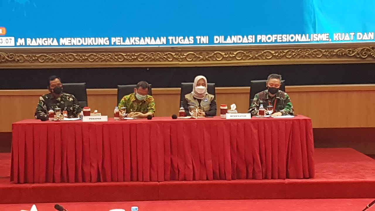 Sekretaris Bidang Perlindungan Tenaga Kesehatan Satgas Covid-19 dr. Mariya Mubarika dalam Rapat Koordinasi Teknis Kesehatan Tentara Nasional Indonesia (Rakorniskes TNI) 2021 di Aula Gatot Soebroto Markas Besar TNI, Cilangkap, Jakarta Timur pada Selasa (23/3) pagi.