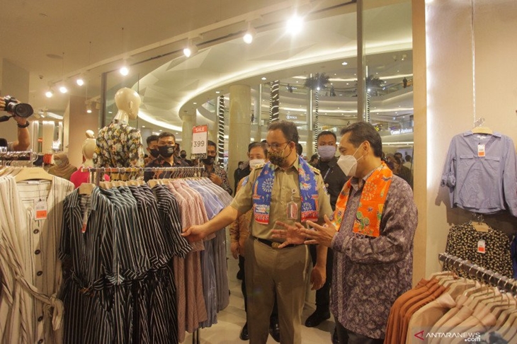 Menteri Perdagangan Agus Suparmanto (kanan) didampingi Gubernur DKI Jakarta Anies Baswedan (kiri) saat meninjau Mall Kota Kasablanka, Jakarta, Selasa (16/6/2020). Menteri Perdagangan menyatakan, tujuan dibukanya kembali pusat perbelanjaan, agar sektor ekonomi tidak makin terpuruk, pemerintah bersinergi dengan lembaga terkait untuk membuka kembali aktivitas perdagangan salah satunya di pusat perbelanjaan dan menerapkan berbagai protokol kesehatan dalam masa Pembatasan Sosial Berskala Besar (PSBB) transisi utuk memutus mata rantai penyebaran COVID-19. ANTARA FOTO/Reno Esnir/hp. (ANTARA/RENO ESNIR)
