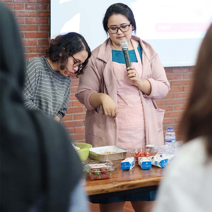 Putri Habibie saat pembuatan cheesecake. (Foto: istyle.id)