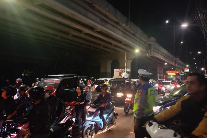 H-6 Lebaran: Kalimalang Membara, Ribuan Pemudik Motor Padati Jalanan!