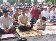 Gibran dan Keluarga Salat Id di Balai Kota Solo, Tanggapi Rencana Bertemu Jokowi dan Prabowo
