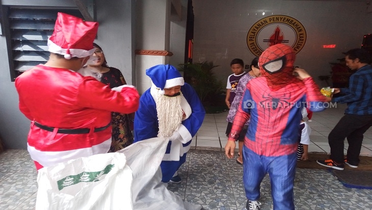 Ajarkan Toleransi, Spiderman dan Sinterklas Berbagi Kado Natal di Gereja Solo