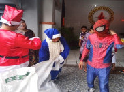 Ajarkan Toleransi, Spiderman dan Sinterklas Berbagi Kado Natal di Gereja Solo