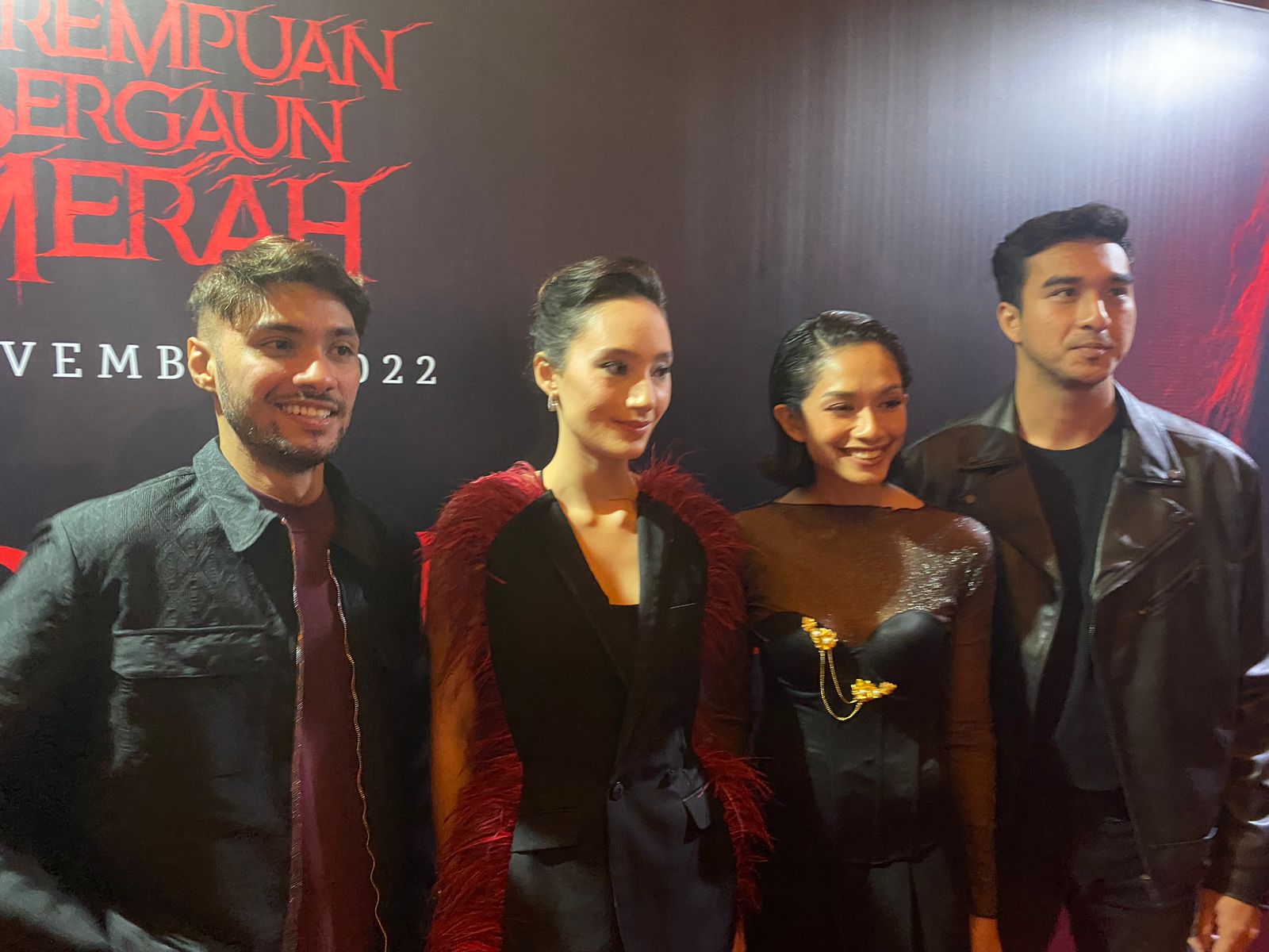 perempuan bergaun merah