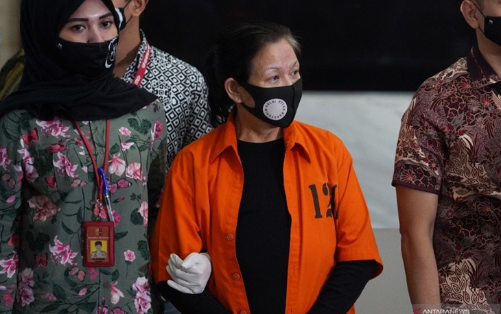 Maria Pauline Lumowa (tengah) dihadirkan saat rilis kasus pembobolan kas Bank BNI di gedung Bareskrim Polri. ANTARA FOTO/Rivan Awal Lingga/wsj.