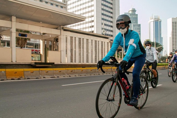 Menteri Perindustrian Agus Gumiwang Kartasasmita (depan) melakukan kegiatan bersepeda di Jakarta, Minggu (12/7/2020). (ANTARA/ Biro Humas Kementerian Perindustrian)
