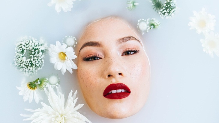 Perawatan serum juga ke bagian leher. (Foto: Pixabay/5882641)