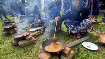 Tradisi Manumbuk Ampiang: Kiprah Mak-mak Talang Babungo dalam Melestarikan Cita Rasa Minangkabau