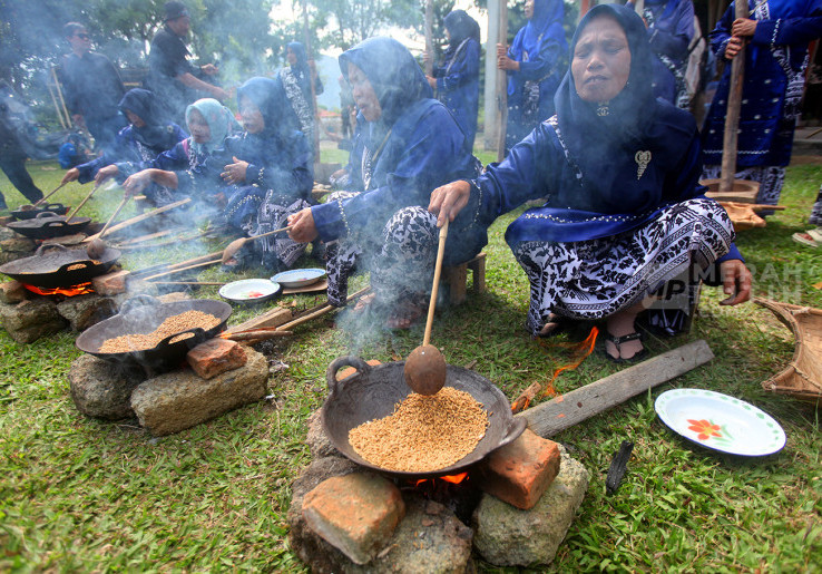 Tradisi Manumbuk Ampiang: Kiprah Mak-mak Talang Babungo dalam Melestarikan Cita Rasa Minangkabau