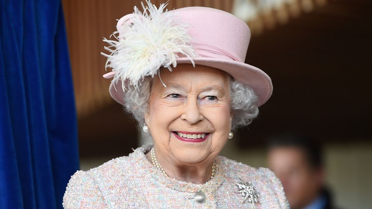 Mengapa Ratu Elizabeth II Selalu Mengenakan Kalung Mutiara?