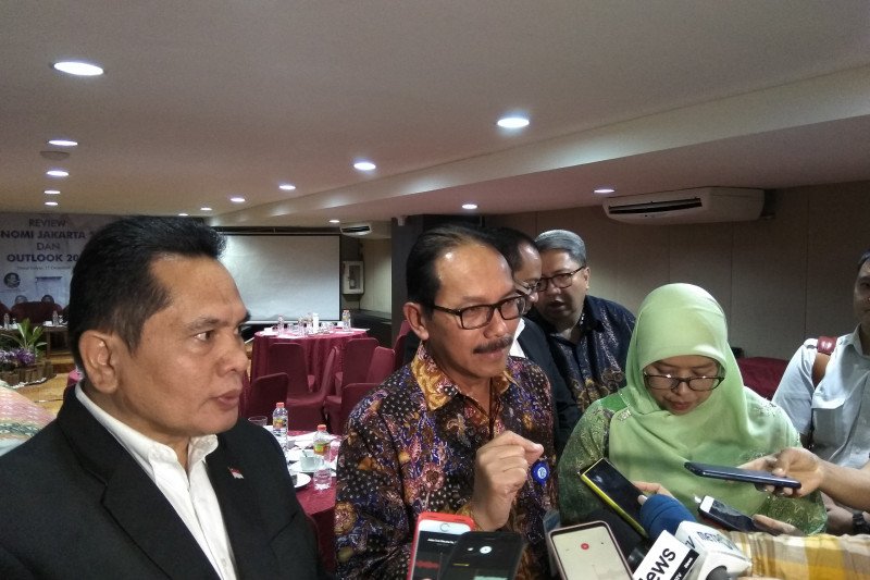 Kepala Perwakilan Bank Indonesia wilayah DKI Jakarta Hamid Ponco memberikan pernyataan pada awak media selepas Review Ekonomi Jakarta 2019 dan Outlook 2020 di Hotel Sofyan, Jakarta, Selasa (17/12/2019). (Antara/Ricky Prayoga)