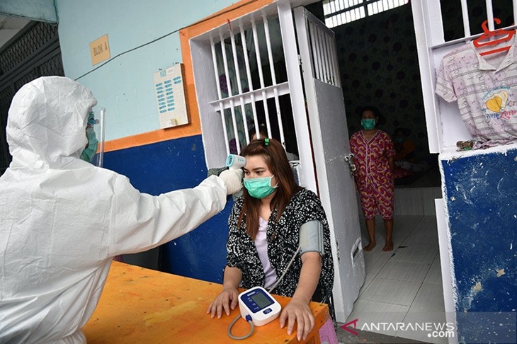 Petugas Lembaga Pemasyarakatan (Lapas) Perempuan Kelas IIA Pekanbaru mengenakan alat pelindung diri saat memeriksa kesehatan warga binaan yang positif COVID-19, di Kota Pekanbaru, Riau, Kamis (01/10/2020). (ANTARA FOTO/FB Anggoro)