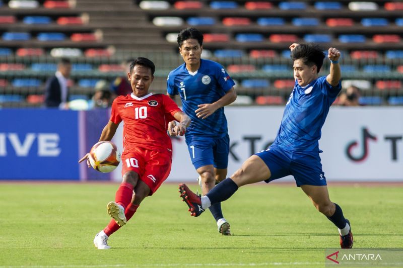 Pesepak bola Timnas Indonesia Beckham Putra (kiri) menggiring bola dibayangi pesepak bola Timnas Filipina Jacob Agustin (kanan) dan Dennis Chung (tengah) saat pertandingan perdana Grup A Sepak Bola SEA Games 2023 di National Olympic Stadium, Phnom Penh, Kamboja, Sabtu (29/4/2023). ANTARA FOTO/M Agung Rajasa/foc.