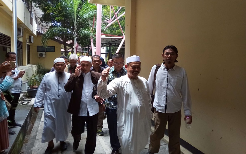 Pengacara tersangka Slamet Ma'arif, Ahmad Michdan (dua dari kiri) mendatangi Mapolresta Solo, Kamis (7/2). (MP/Ismail)