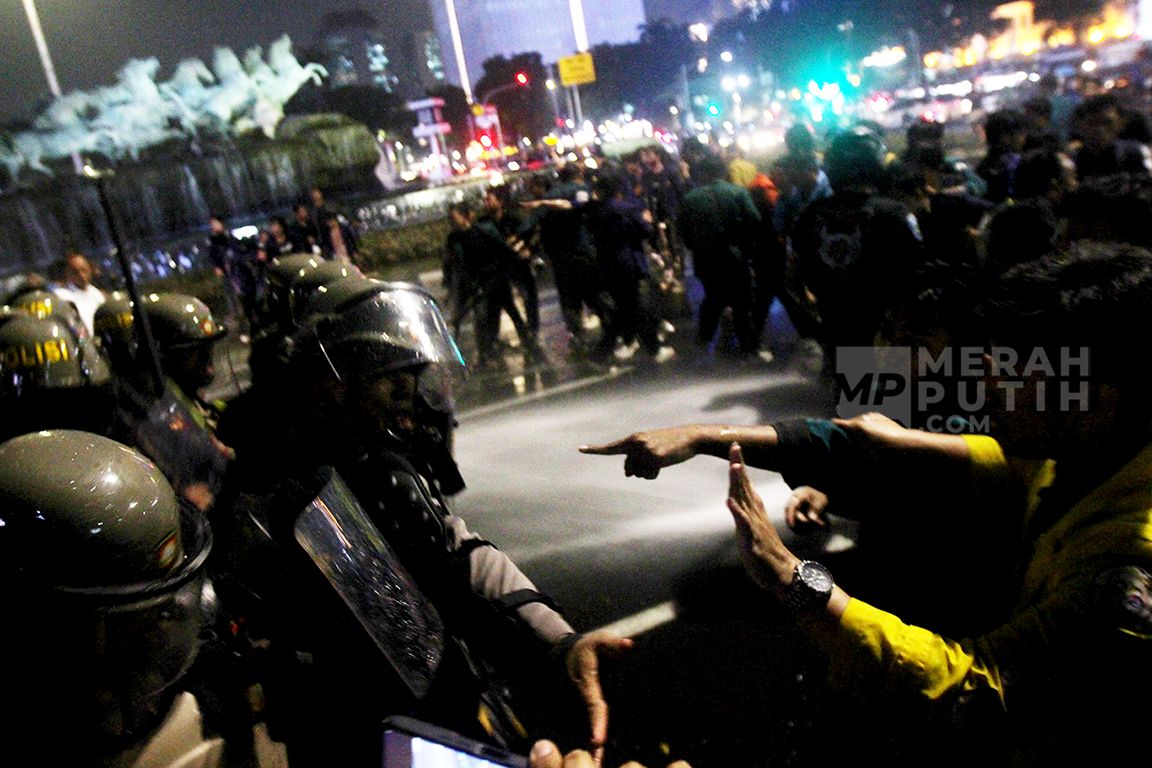 Polisi Bubarkan Paksa Demo Mahasiswa BEM Seluruh Indonesia di Patung Kuda