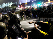 Polisi Bubarkan Paksa Demo Mahasiswa BEM Seluruh Indonesia di Patung Kuda