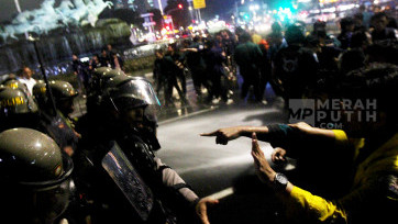 Polisi Bubarkan Paksa Demo Mahasiswa BEM Seluruh Indonesia di Patung Kuda