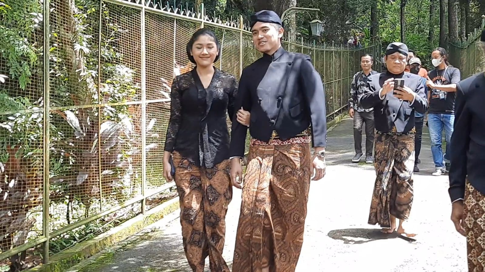 Kaesang Pangarep dan Erina Sofia Gudono berziarah ke Makam adipati atau raja Mangkunegaran di Astana Mangadeg, Kecamatan Matesih, Kabupaten Karanganyar, Jawa Tengah, Selasa (29/11). (MP/Ismail)