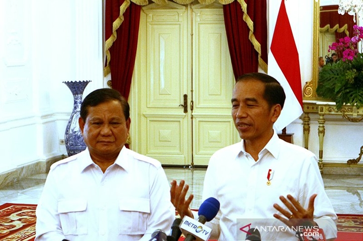 Presiden Joko Widodo dengan Ketua Umum Partai Gerindra Prabowo Subianto dalam jumpa pers di Istana Merdeka, Jakarta pada Jumat siang (11/10/2019). ANTARA FOTO/Bayu Prasetyo/am,