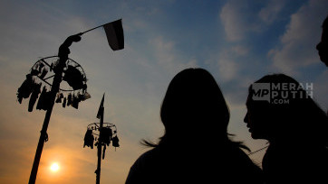 Aksi Heroik Lomba Panjat Pinang Semarakkan Peringatan HUT Kemerdekaan RI ke-79 