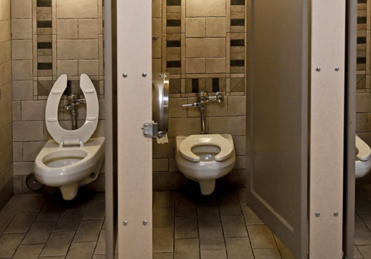 Sarang Bakteri, Ini Cara Aman Saat di Toilet Umum