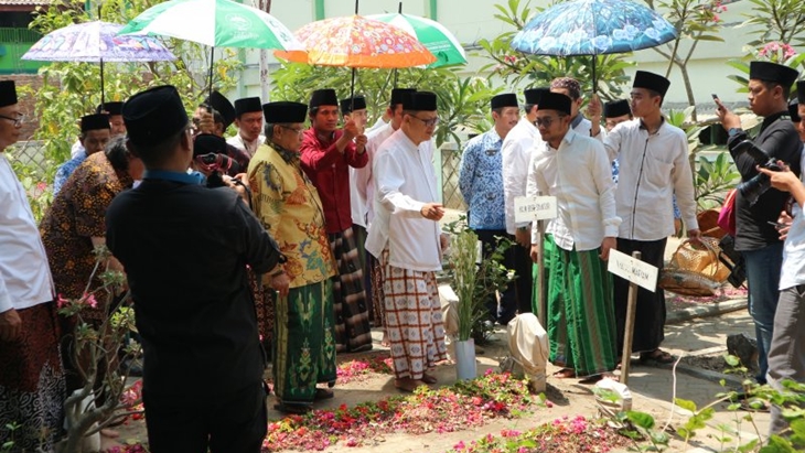 Pengurus Besar Nahdlatul Ulama mengunjungi sejumlah pesantren dan ziarah ke makam tokoh NU di Jombang, Kamis (17/10/2019), dalam rangka menyambut peringatan Hari Santri Nasional 2019. (ANTARA/Anom Prihantoro)