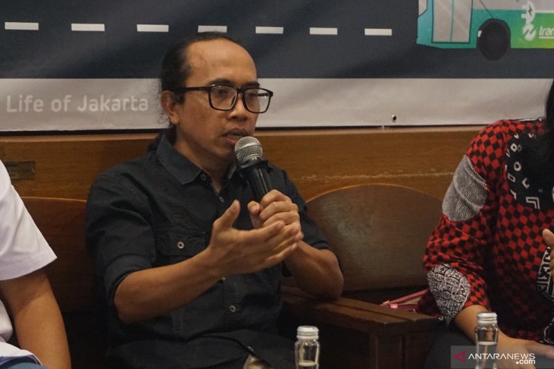 Direktur jaringan kerja Komite Penghapusan Bensin Bertimbal Ahmad Syafrudin dalam acara diskusi bertajuk 'Kesiapan Bus Listrik Mengaspal di Jakarta' di Cikini, Jakarta Pusat, Minggu (23/6/2019). Ahmad mengatakan waktu terbaik untuk berolahraga di luar ruangan di Jakarta adalah pukul 13:00 hingga 15:00 karena tingkat polusi yang lebih rendah pada jam tersebut. (ANTARA/Aria Cindyara)	
