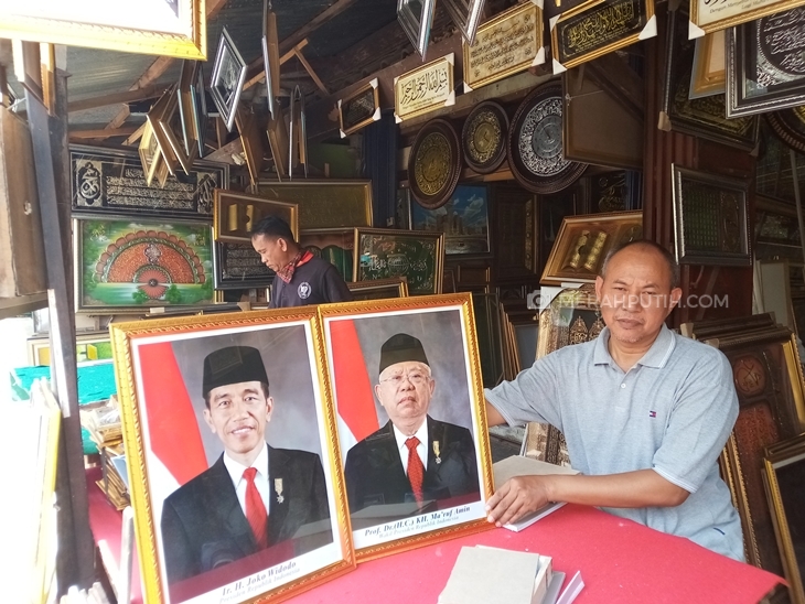  Pengrajin pigura di Solo, Jawa Tengah mulai menjual bingkai foto Joko Widodo-Ma'ruf Amin (Jokowi-Amin), Kamis (17/10). (MP/Ismail)