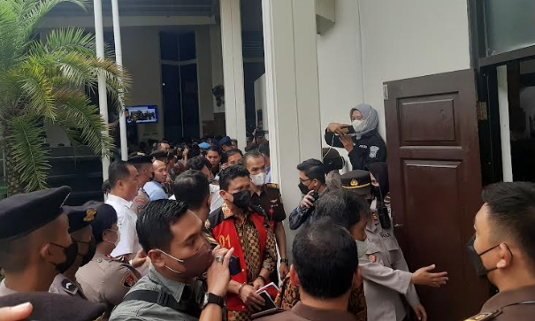 Masuki Ruang Sidang, Ferdy Sambo Dihujani Umpatan Pengunjung: Habis Karirmu