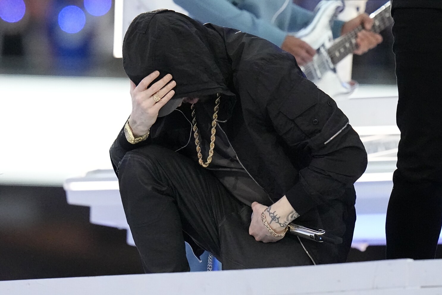 Eminem Berlutut di Panggung Super Bowl 2022 Halftime Show, Apa Alasannya?