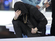 Eminem Berlutut di Panggung Super Bowl 2022 Halftime Show, Apa Alasannya?