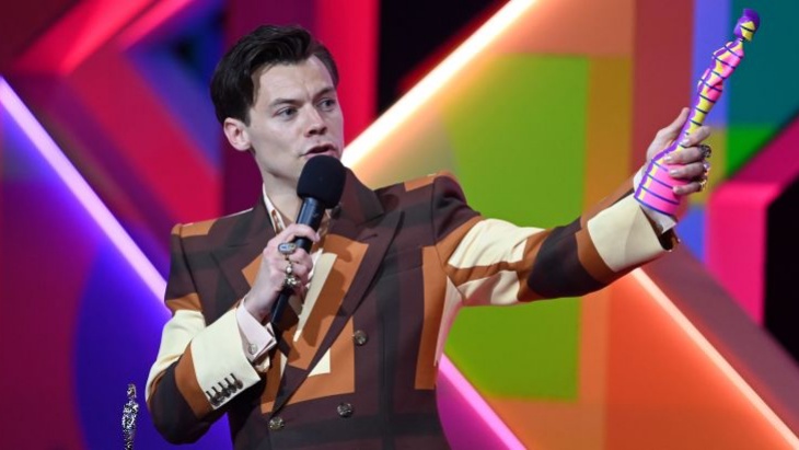 4 Busana Terbaik Pada Red Carpet Brit Awards 2021