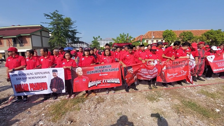 Kader PDIP Solo Respons Turunnya Elektabilitas Ganjar dengan Spanduk