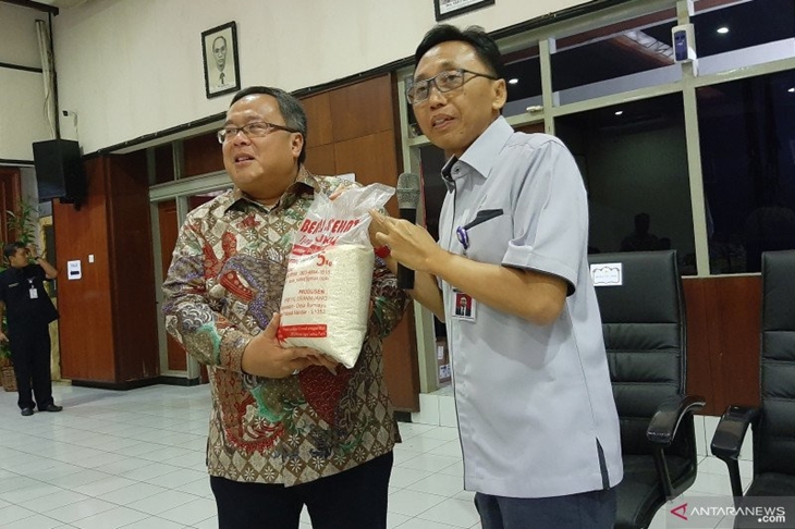 Menristek/Kepala BRIN Bambang Brodjonegoro (kiri) menerima produk beras yang dihasilkan dari varietas temuan BATAN dari Kepala BATAN Anhar Riza Antariksawan di Jakarta Selatan pada Senin (4/11/2019). (FOTO ANTARA/Prisca Triferna)